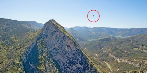 Světový rekord: Dvacetiletý Čech přešel kilometr nad údolím po popruhu