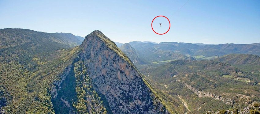 Světový rekord: Dvacetiletý Čech přešel kilometr nad údolím po popruhu