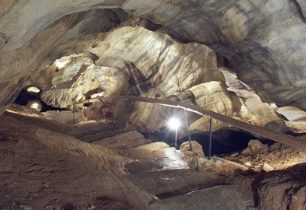 Chýnovské jeskyně, první zpřístupněné jeskyně na našem území, hrají všemi barvami