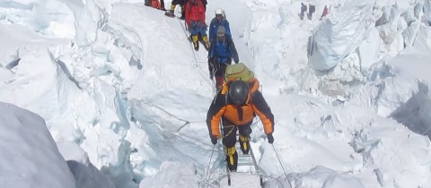 Fronty na Everestu byly k nevydržení a tak...