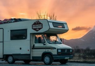 Zimní kempování: obytná auta a freeride