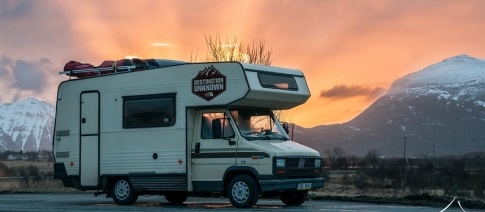 Zimní kempování: obytná auta a freeride