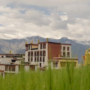 NE 16:30 - 17:30 (sál filmů a setkávání) Brontosauři v Himálajích: Dobré úmysly