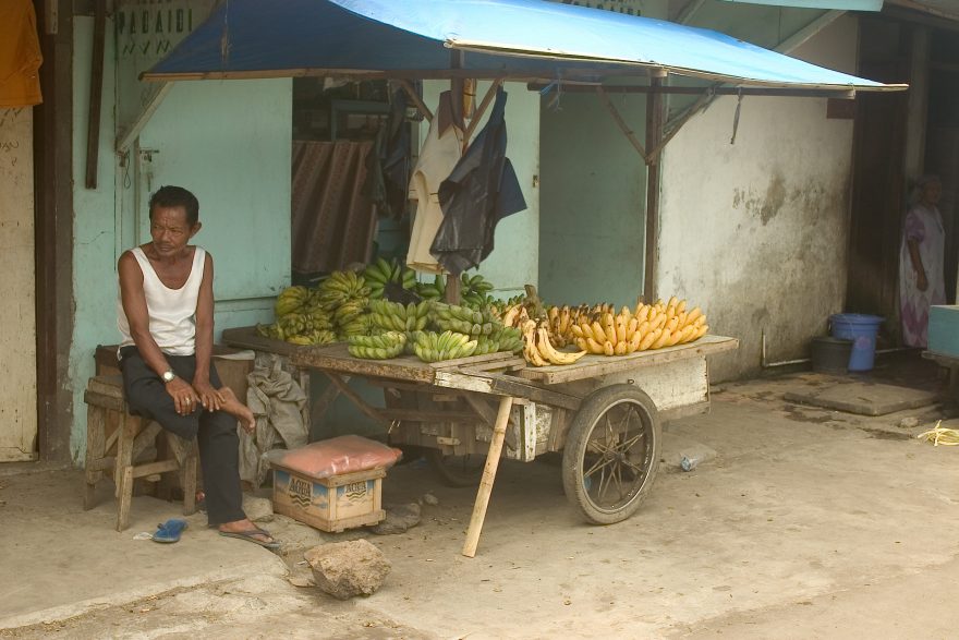 Prodavač banánů v Manadu (foto: Ondřej Cundr)