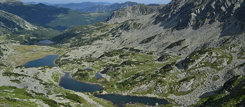 Rumunské Jezernaté hory ukrývají množství azurových jezer, i podle nich získaly své jméno 