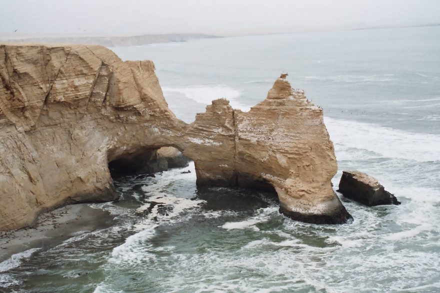  V národním parku Reserva Nacional de Paracas můžete vidět i skalní útvar „katedrála“ starý 30-34 milionů let