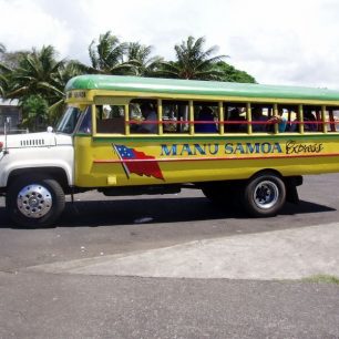 Jeden z veselých autobusů na autobusovém nádraží v Apia.