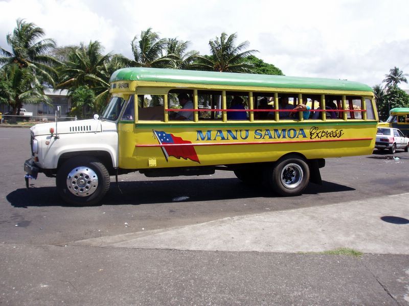 Jeden z veselých autobusů na autobusovém nádraží v Apia.
