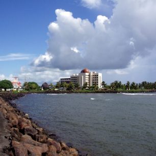 Pohled přes jeden z městských zálivů v Apia na budovu parlamentu.