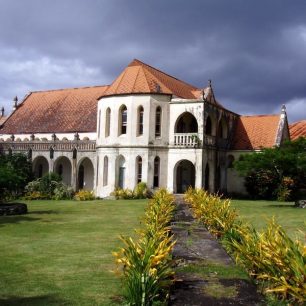 Samoa - Mnohé staré kostely jsou opuštěné a nahradily je nové, ale ty staré mají své kouzlo.