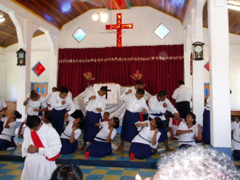 Velikonoční slavnost v kostele za účasti školních souborů. Tanec, scénky, zpěv a nadšení...