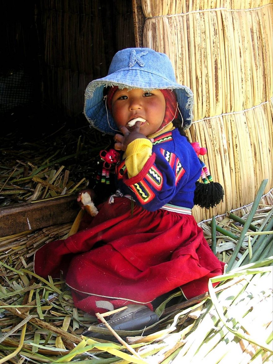 Titicaca - děvčátko na ostrově Uros