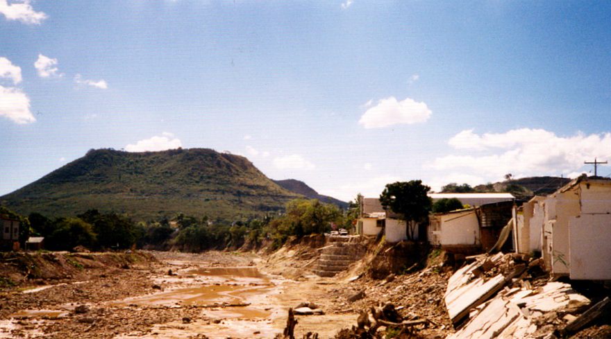 Domy, jimž chybí jedna ze zdí