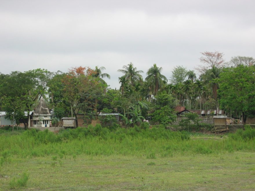 Vesnice Kuruwa na ostrově řeky Brahmaputry, nedaleko hlavního