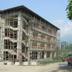 Výstavba domu v Phuetshonlingu