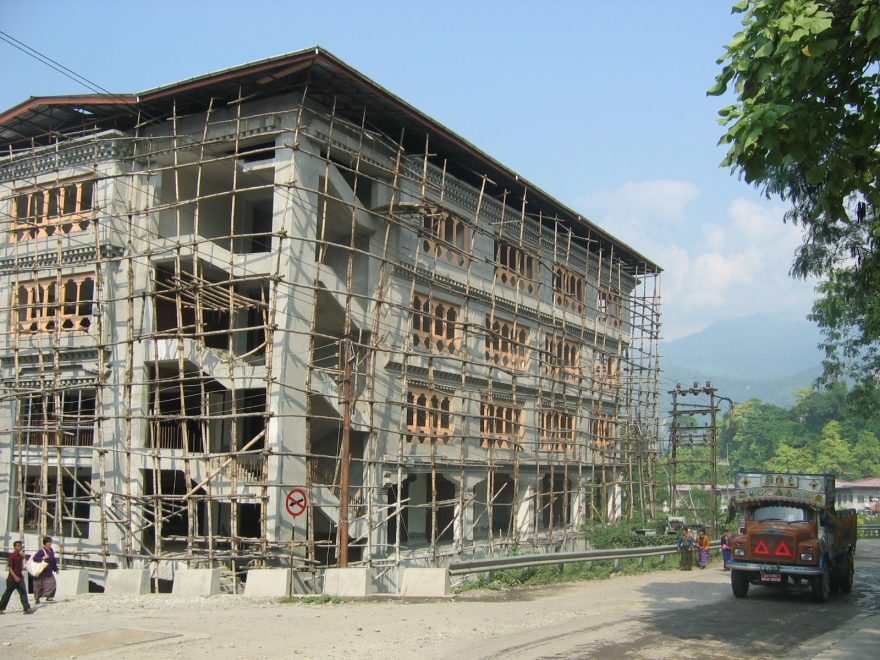 Výstavba domu v Phuetshonlingu
