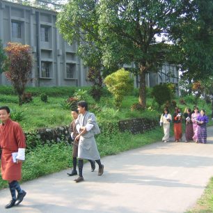 Univerzitní studenti jdou z výuky – Rinchending