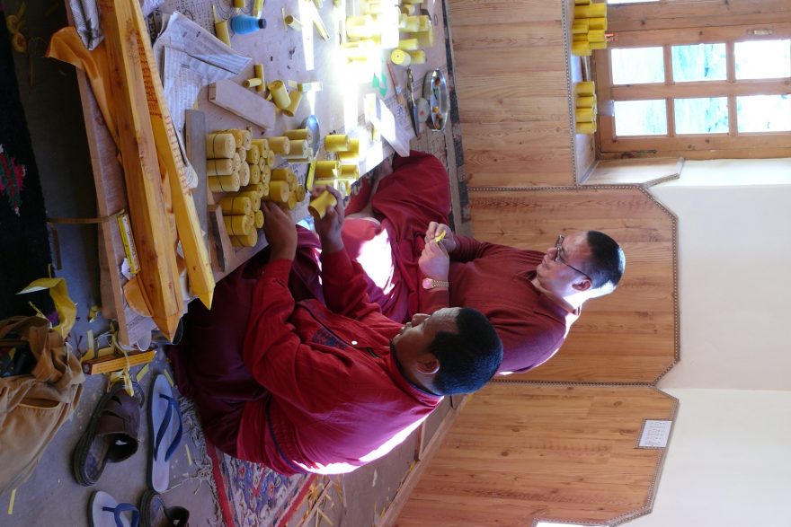Mniši připravují posvátné svitky