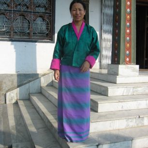 Bhútánská žena v kroji Kira před goembou v Pashace