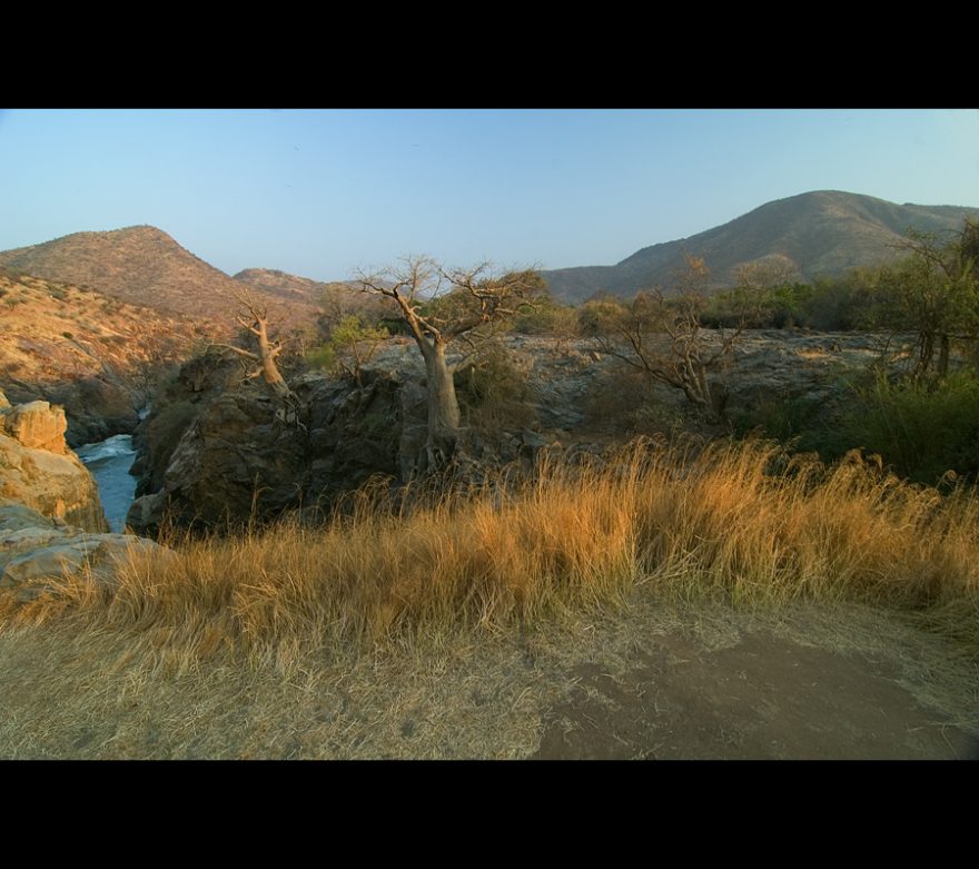 Epupa Falls, pohled od vodopádů na hranice s Angolou, Namíbie