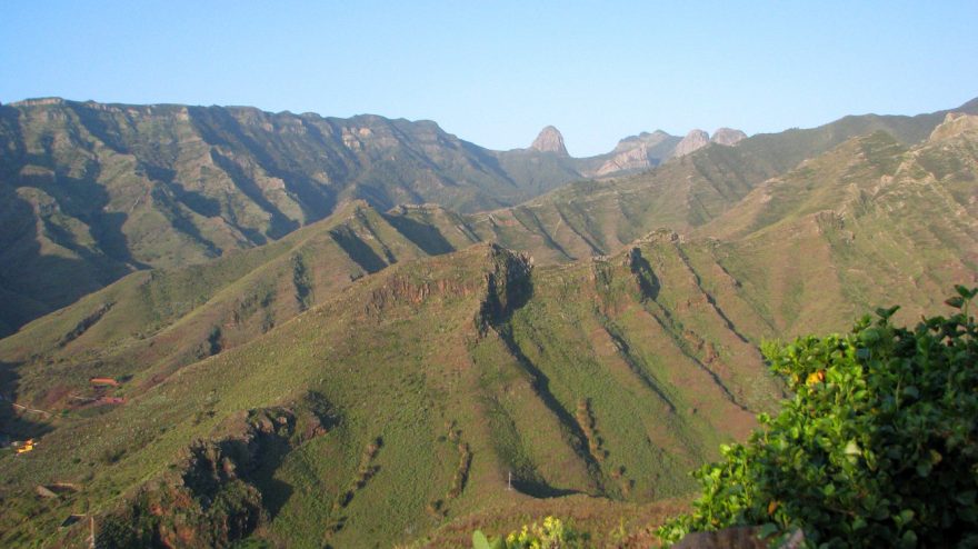 Typická jižní krajina, v dálce je Alto Garajonay, Gomera