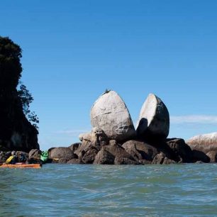 Skalní útvar Split Apple Rock (Rozpůlené jablko) je ikonou zálivu Tasman Bay v NP Abel Tasman, Nový Zéland.