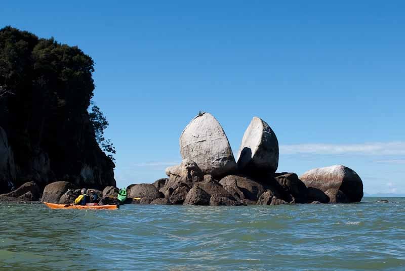 Skalní útvar Split Apple Rock (Rozpůlené jablko) je ikonou zálivu Tasman Bay v NP Abel Tasman, Nový Zéland.