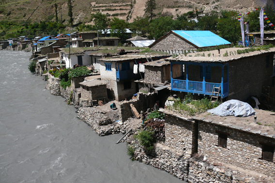 Dunai u kalné řeky Thulo Beri, Nepál