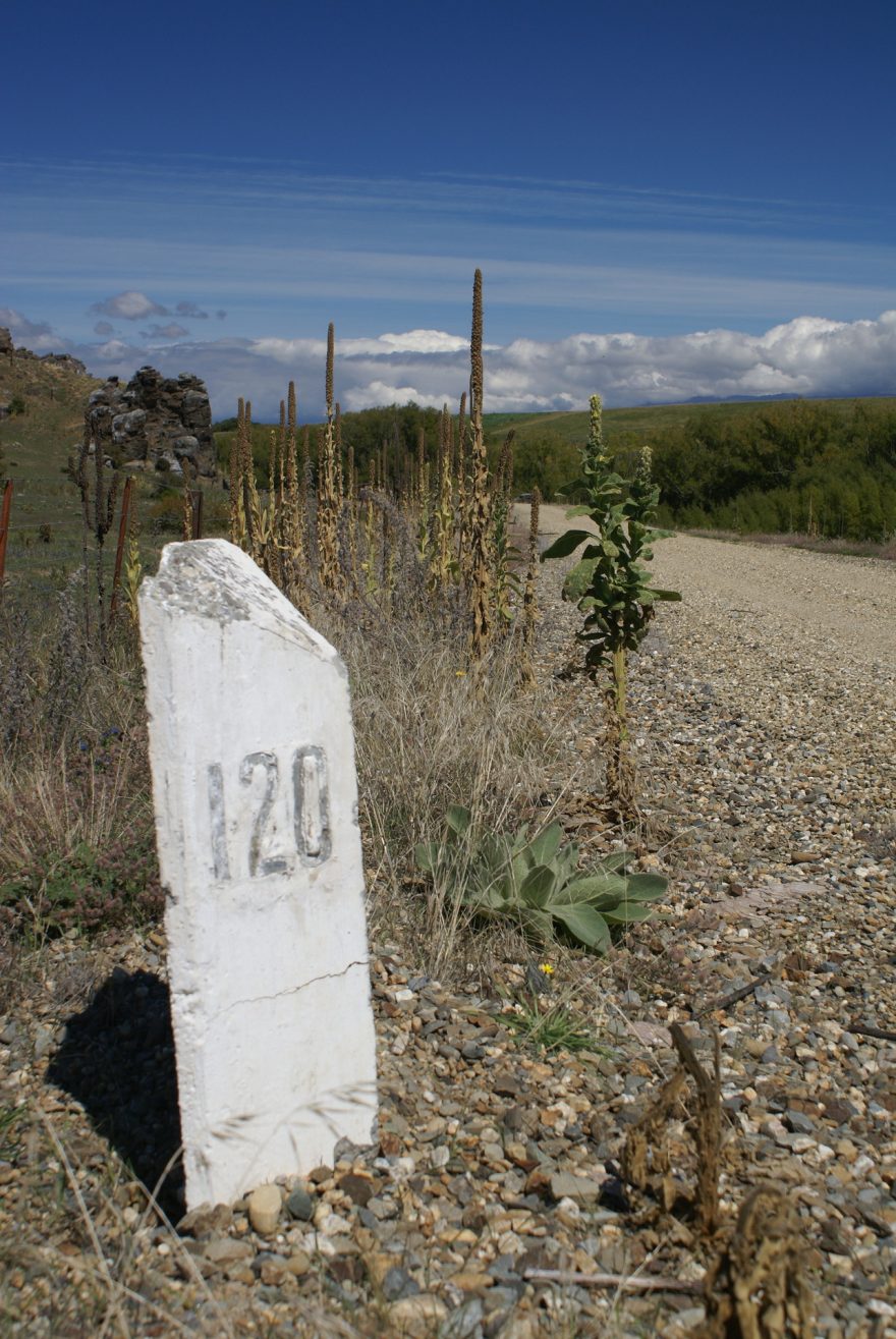 Patník u bývalé železnice, Otago Central Rail Trail, Nový Zéland