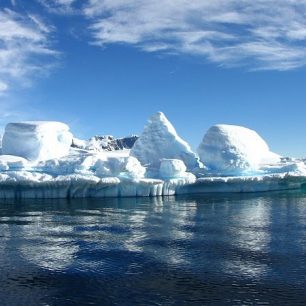 Ledové kry v zátoce Curtis Bay, Antarktida
