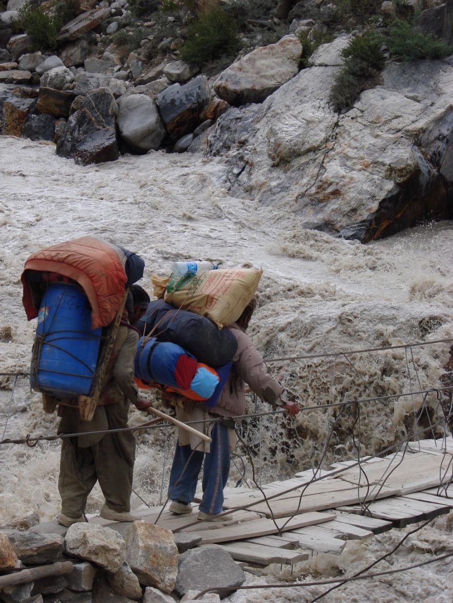 Rychle, aby se neutrhla, Pákistán