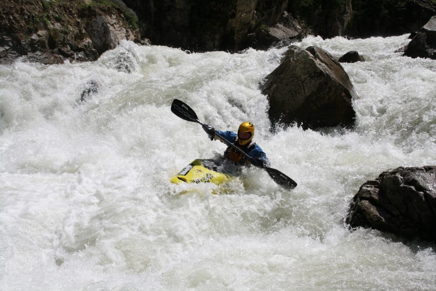 Obtížnější peřej na Aksu Dere, Turecko