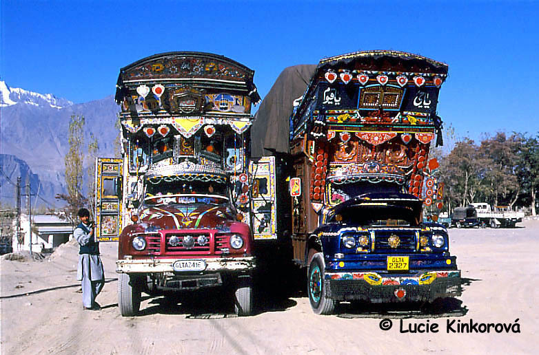 Zdobené pákistánské náklaďáky - Skardu