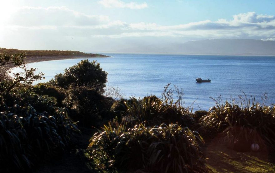 Waiorua Bay. Soukromá část ostrova, na které žijí rodiny potomků původních maorských kmenů. V současnosti rodiny společně podnik