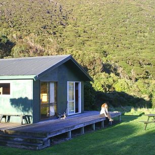 Chata k ubytování pro zájemce o noční pozorování ptáků kiwi. Težká pohoda, v noci nebe plné hvězd a nezapomenutelné ráno...
