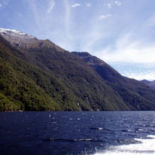 Lake Hauroko obklopují Princess a Kaherekoau Mountains