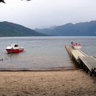 Nejhlubší NZ jezero, Lake Hauroko, je také možným zakončením – z konce samotného treku jetboatem po řece Wairauruhiri a pak např