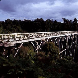 Percy Burn Viaduct, nejvyšší dřevěný svého druhu na světě. Dnes se dá jen stěží představit si supící soupravu plně naloženou dře