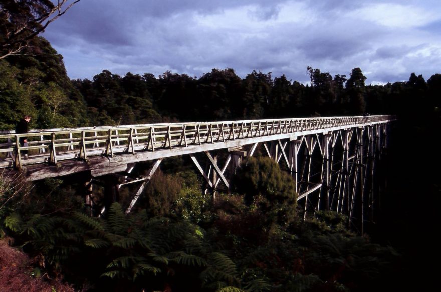 Percy Burn Viaduct, nejvyšší dřevěný svého druhu na světě. Dnes se dá jen stěží představit si supící soupravu plně naloženou dře