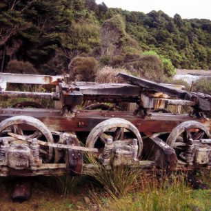 Zarostlé torzo vagónu, dopravujícího v dobách své slávy dřevo na dnes již neexistující pilu v Port Craig.