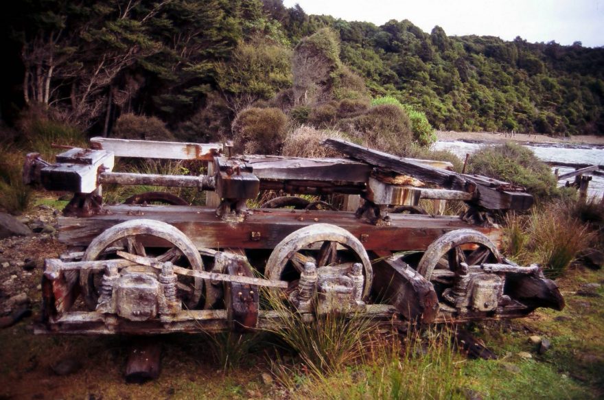 Zarostlé torzo vagónu, dopravujícího v dobách své slávy dřevo na dnes již neexistující pilu v Port Craig.