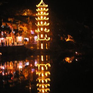 Nasvětlená pagoda ve Fenghuangu