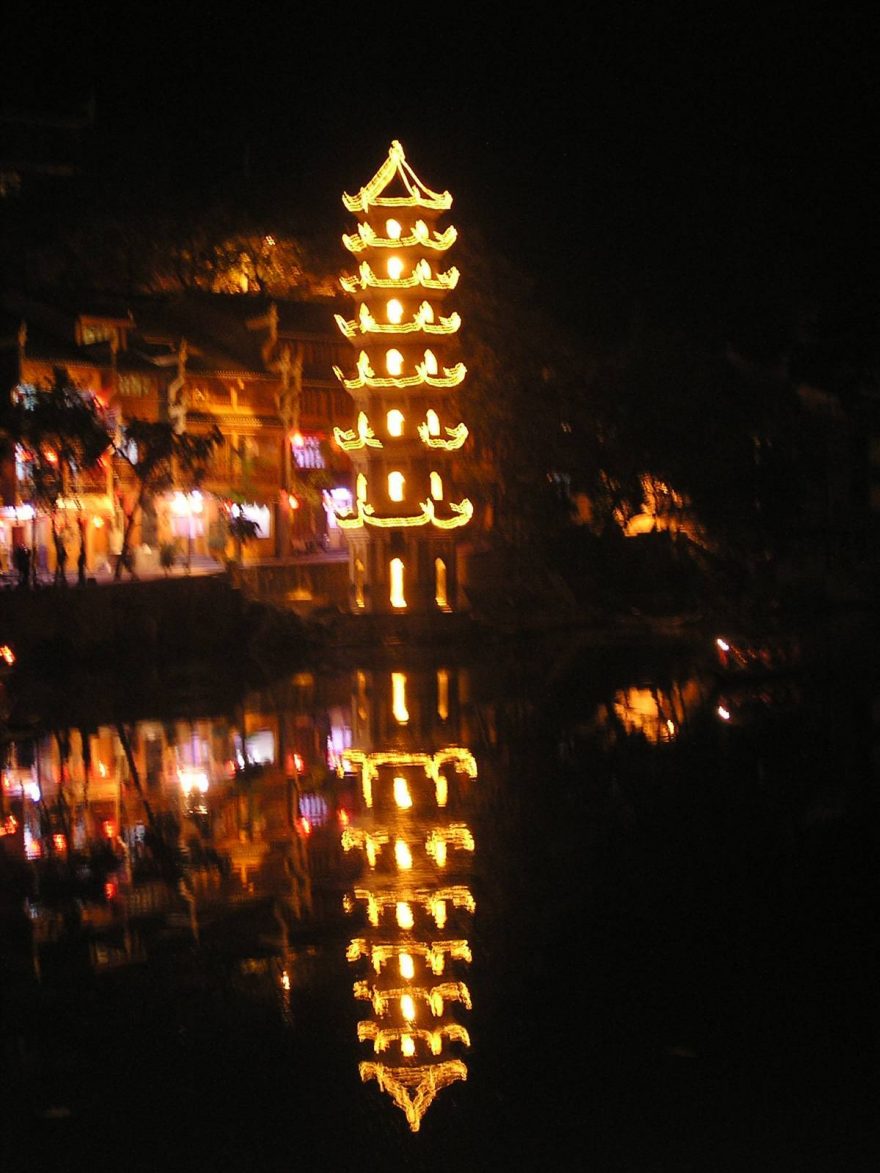 Nasvětlená pagoda ve Fenghuangu
