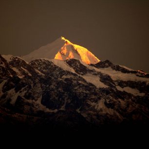 První paprsky nad Langhtang Lirung