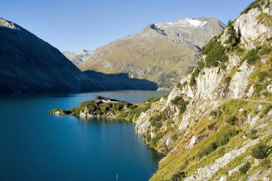 Travers podél přehrady.