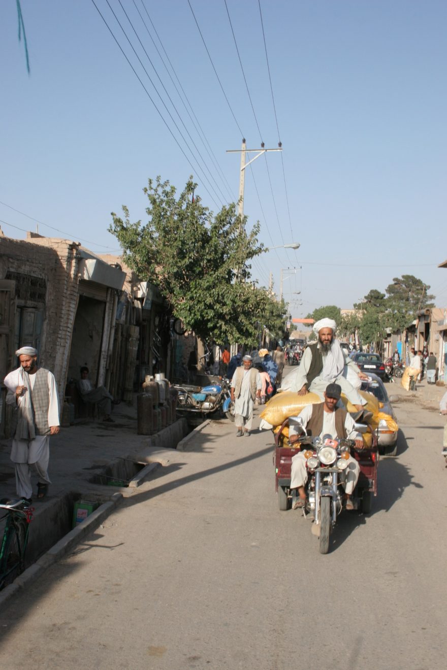 V Afghánistánu uvidíte Usámu bin Ládina každou chvíli jako třeba na tomto vozíku