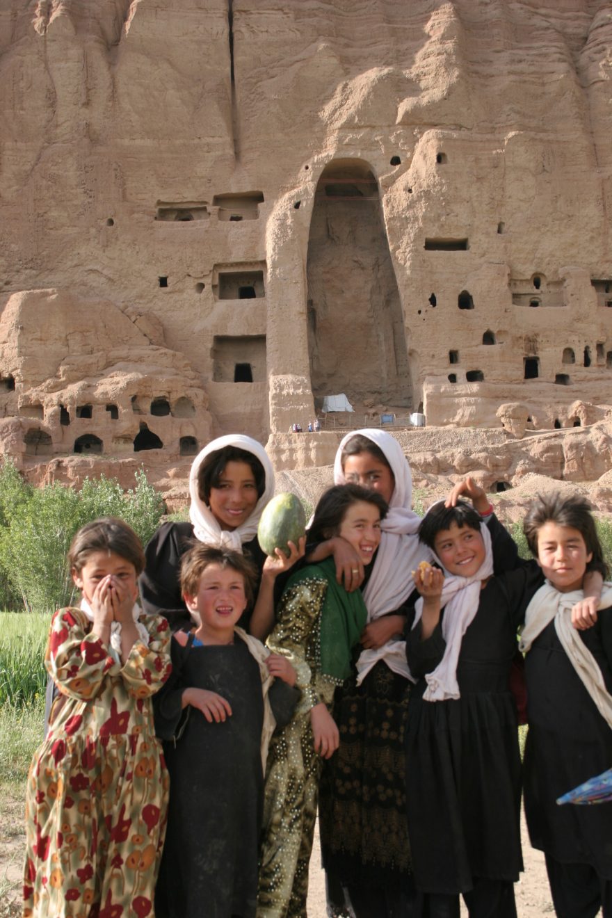 Před bamiyanským Buddhou (tedy tím, co z něj po zásahu Tálibánu zbylo)