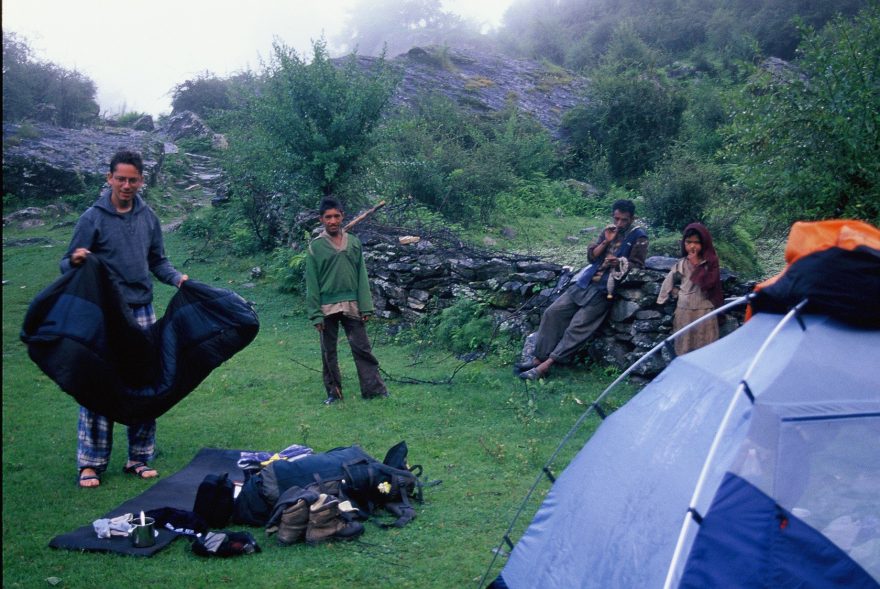 Stanování po indicku, vždy kolem spousta sledovačů.