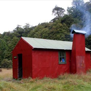 Wainui Hut na Inland tracku v Abel Tasman NP, Nový Zéland