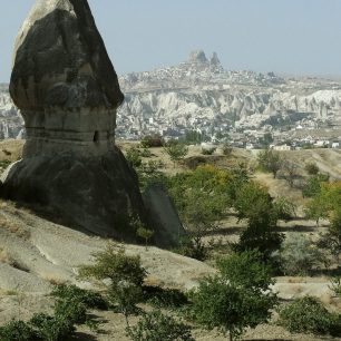 Göreme, na pozadí skalní hrad Uchisar